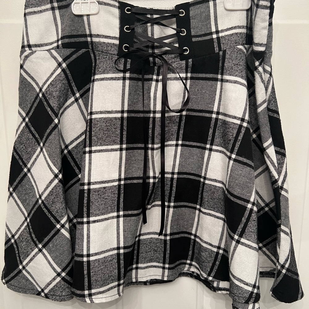 Black and white side zipper skirt. Size L